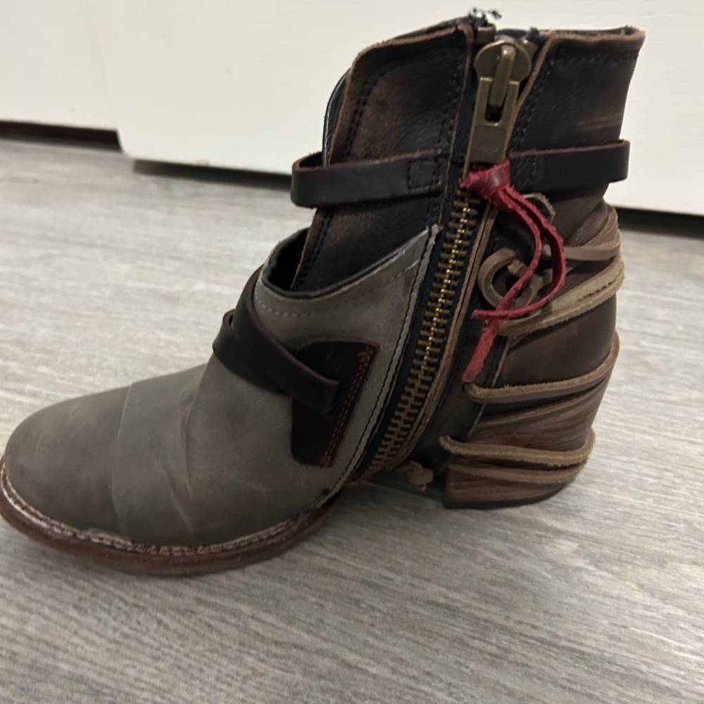 Women's FreeBird Crue Distressed Leather Ankle Boots - 8 - Picture 12 of 14